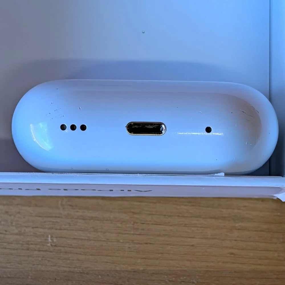 Apple AirPods Pro 2nd Gen White MagSafe Case ONLY MQD83AM/A A2698 A2699 A2700